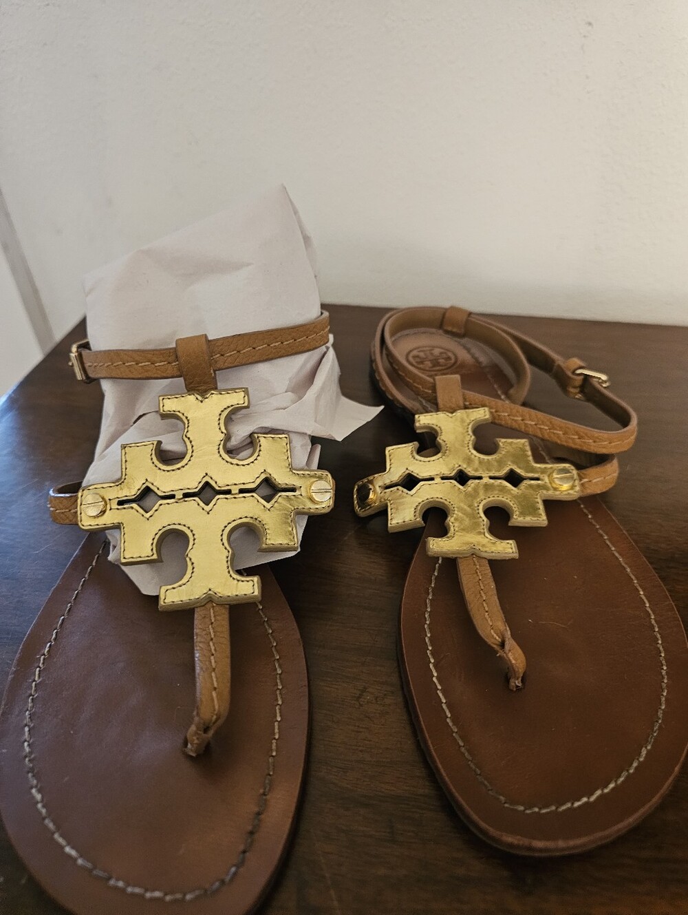 Tory Burch Gold Logo T-Strap Leather Sandals – Tan/Cognac – Size